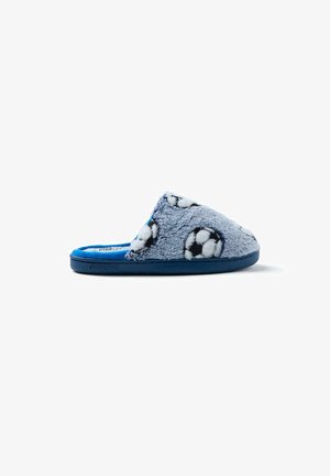 Pantofola blu e grigia realizzata in morbido pellicciotto, caratterizzata da un motivo a palla da calcio. Dispone di un interno imbottito e di una suola resistente.