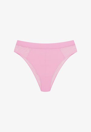 Różowy materiałowy thong z teksturowanym żebrowaniem i prześwitującymi bocznymi panelami z siateczki. Elastyczna talia i gładkie szwy dla komfortu i dopasowania.