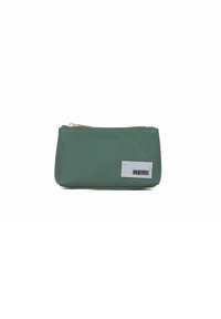 Bolsito texturizado verde hecho de tela, con una cremallera dorada y una etiqueta rectangular blanca con "RENEW VITA" impresa en negro.