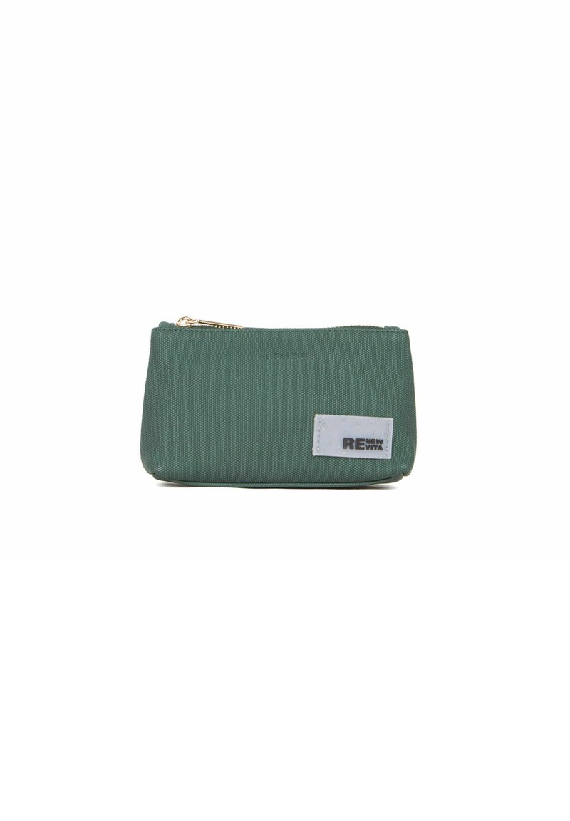 Bolsito texturizado verde hecho de tela, con una cremallera dorada y una etiqueta rectangular blanca con "RENEW VITA" impresa en negro.