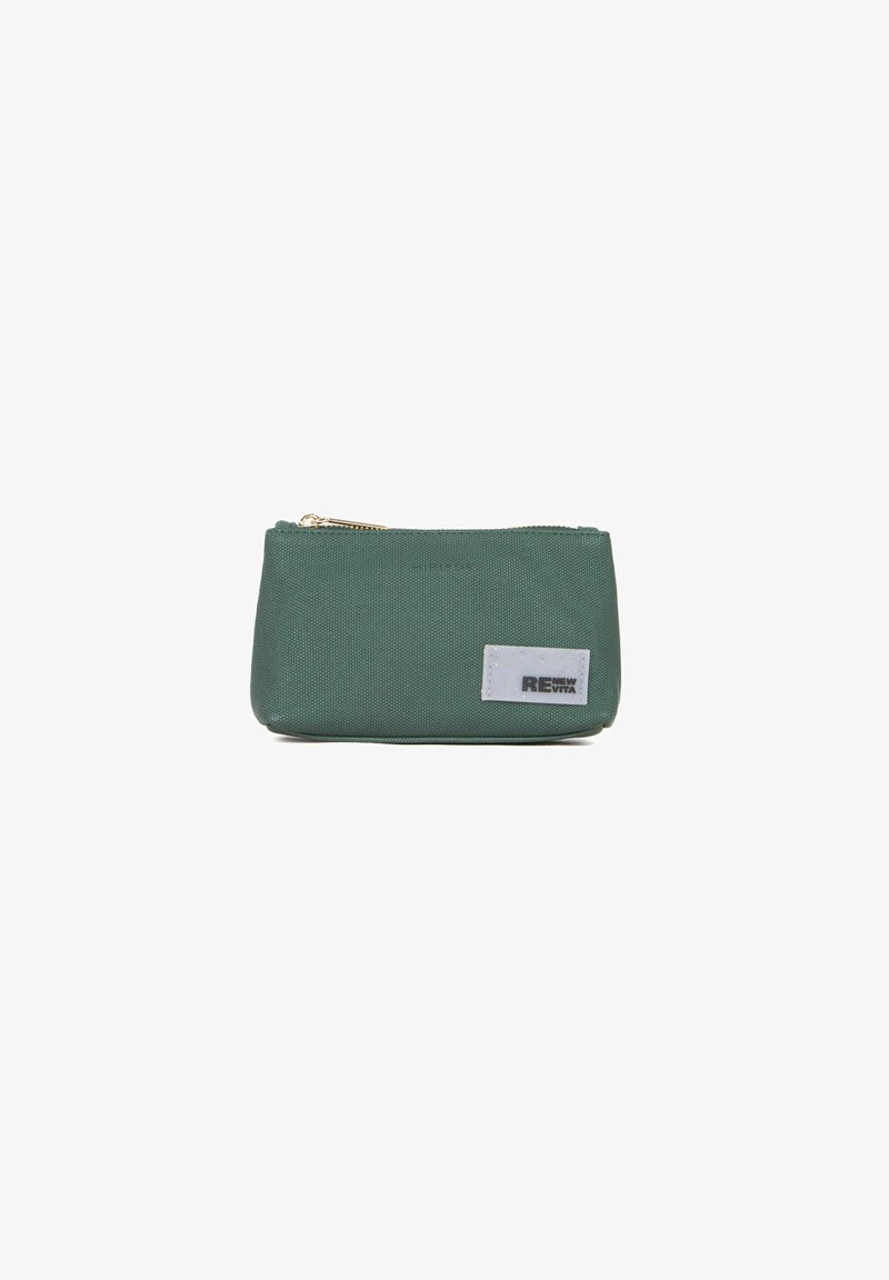 Bolsito texturizado verde hecho de tela, con una cremallera dorada y una etiqueta rectangular blanca con "RENEW VITA" impresa en negro.