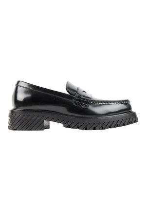 Mocassin en cuir noir avec semelle épaisse striée et bride penny, présenté de profil sur fond blanc.