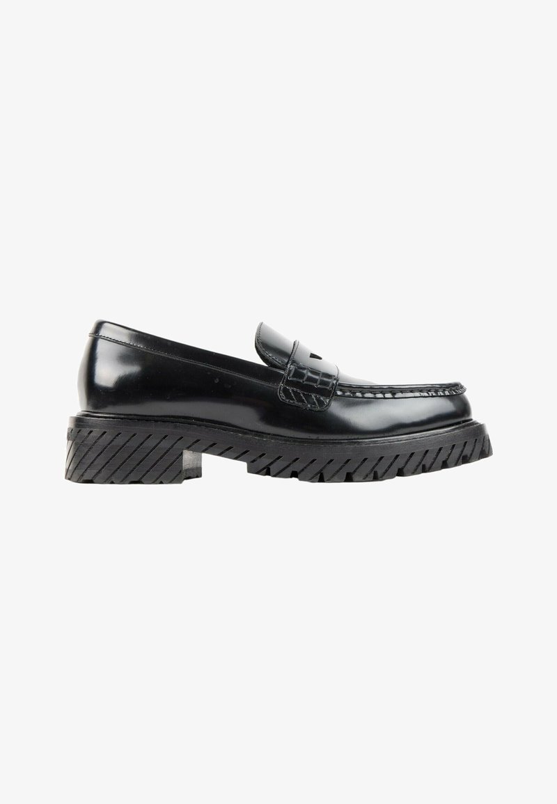 Mocassin en cuir noir avec semelle épaisse striée et bride penny, présenté de profil sur fond blanc.