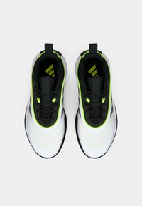 Άσπρα και μαύρα αθλητικά παπούτσια με πλέγμα στο επάνω μέρος, πράσινες λεπτομέρειες και μαύρα κορδόνια. Διαθέτουν μαλακή σόλα και κόσμημα για εύκολο φόρεμα.