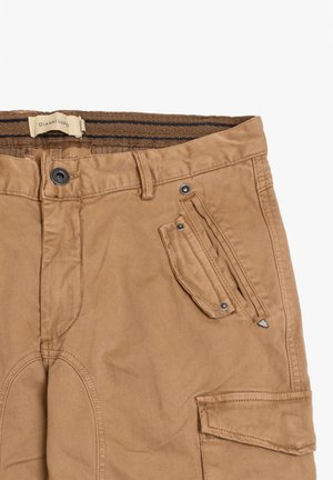 Pantaloni cargo marroni con taglio dritto, dotati di una tasca con zip sul lato, tessuto robusto e cuciture rinforzate sulle ginocchia.