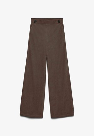 Pantalons larges marron en tissu doux, dotés de deux boutons noirs à la taille et de poches latérales, avec une texture lisse.