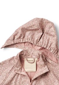 Jachetă pentru copii, roz cu model floral, glugă detașabilă, fermoar frontal și guler cu nasturi capse, etichetată "WHEAT" pe interior.