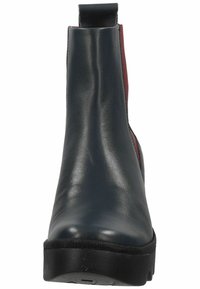 Bottines en cuir bleu foncé avec des panneaux latéraux élastiques, semelle en caoutchouc noire et une boucle à l'arrière pour un enfilage facile. Fini lisse.