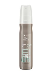 Wella Professionals Fresh Up Nutricurls anti-frizz spray in een slanke, grijze fles met een transparante dop; heeft turquoise tekst en minimale designelementen.