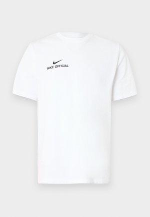 Hvid bomulds T-shirt med korte ærmer. Har en sort "Nike Official"-logo og en sort swoosh på venstre brystside.