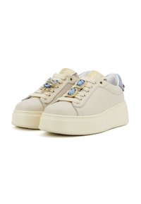 Sneakers platform beige con accenti blu e cristallo, design con lacci e suola in gomma testurizzata. Dettagli dorati sui lacci.