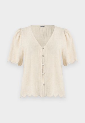 Beige kortærmet bluse med bølget kant, V-hals og fem knapper foran lavet af tekstureret stof.
