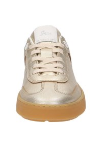 Goldfarbene metallische Sneakers mit einer strukturierten Oberfläche, ausgestattet mit flachen Schnürsenkeln, einer gepolsterten Zunge und einer Gummisohle mit geriffeltem Muster.