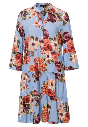 Lyseblå lagdelt kjole med røde, ferskenfarvede og lilla blomsterprint, trekvartlange klokkeærmer og delvist knaplukning foran.