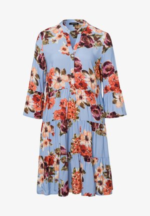 Hellblaues gestuftes Kleid mit roten, pfirsichfarbenen und lilanen Blumenmustern, dreiviertellangen Glockenärmeln und einer teilweise durchgeknöpften Vorderseite.