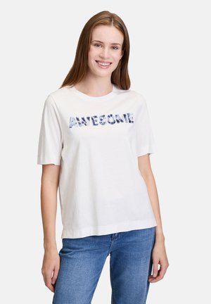 Weißes Baumwoll-T-Shirt mit kurzen Ärmeln, mit dem Wort "AWESOME" in dunkelblauen, strukturierten Buchstaben über der Brust.