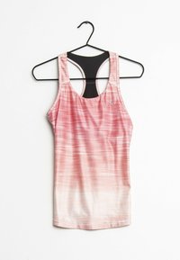 Różowy sportowy top bez rękawów z gradientowym wzorem. Posiada czarny tył wyścigowy oraz miękką, odprowadzającą wilgoć tkaninę. Wisi na czarnym haczyku.