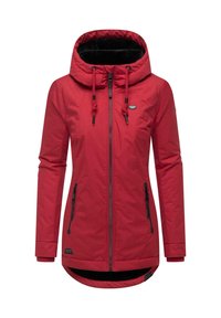 Giacca rossa con cappuccio e zip frontale, dettagli neri, due tasche con zip e orlo posteriore più lungo. Esterno liscio e morbida fodera interna nera.