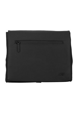 Pochette rectangulaire noire avec une poche zippée horizontale sur un côté et un petit logo de marque embossé dans le coin inférieur droit.