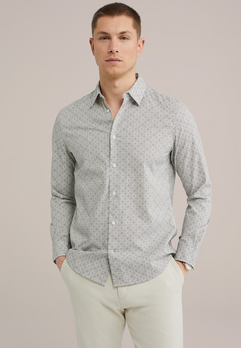 Camisa de botones en tela gris claro con un intrincado estampado geométrico. Mangas largas con puños de botón, bolsillo en el pecho y dobladillo recto.
