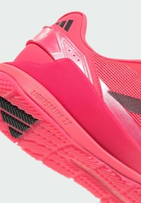 Chaussure de course rose vif avec semelle texturée, "LIGHTSTRIKE 2.0" sur la semelle intermédiaire, logo Adidas noir près du talon et panneau supérieur en mesh.