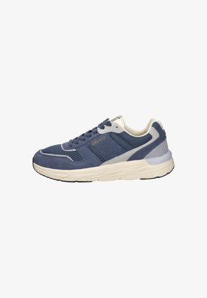 Baskets de sport bleu marine et gris avec panneaux en mesh, semelle rembourrée blanche, lacets bleu marine et marquage "Cruyff" sur le côté.