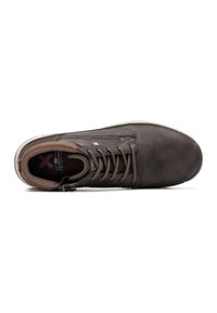 Zapato de cuero marrón con punta redonda, diseño con cordones, acentos en tono contrastante de beige, lengüeta texturizada y suela de goma blanca.