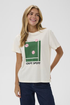 Cremfarbendes T-Shirt aus weichem Stoff mit einem grünen grafischen Design, das pinke Tennisbälle und den Text "COURT SPORT" in fettem Schwarz zeigt.
