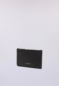 Černá kožená peněženka s texturou a zipovým uzávěrem, která má jemný krokodýlí vzor a stříbrný akcent s logem.