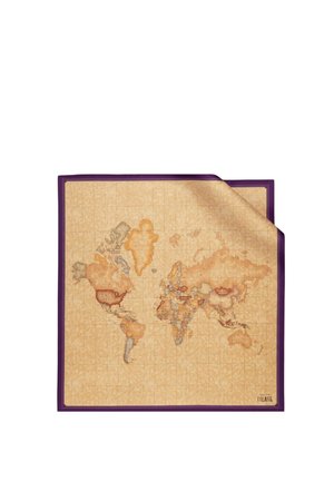 Panno quadrato con stampa di mappa del mondo in stile vintage, sfondo beige e bordo viola scuro, un angolo leggermente piegato.