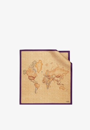 Panno quadrato con stampa di mappa del mondo in stile vintage, sfondo beige e bordo viola scuro, un angolo leggermente piegato.