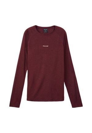 Bordowa koszula z długim rękawem i okrągłym dekoltem, małe białe logo "Normal" na środku klatki piersiowej, przedstawiona na białym tle.