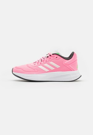 Růžové sportovní boty s prodyšným síťovaným svrškem, bílými pruhy a polstrovanou bílou podrážkou. Na patě a jazyku mají šedé akcenty.