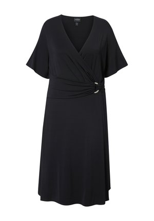Sort slå-om-kjole med korte flagrende ærmer, indsnøret talje med en dekorativ ring og en flydende A-formet nederdel. Glat stoftekstur.
