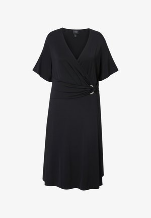 Schwarzes Wickelkleid mit kurzen, flatternden Ärmeln, tailliertem Bund mit dekorativem Ring und einem fließenden A-Linien-Rock. Glatte Stofftextur.