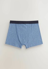 Blaue Boxershorts aus einem weichen, strukturierten Stoff, mit einem dunkelblauen elastischen Bund und einer engen Passform.