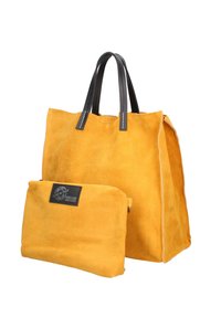 Gele suède tote bag met zwarte leren handvaten, inclusief een bijpassende ritszak. Soepele textuur, eenvoudig ontwerp en contrasterende stiksels.