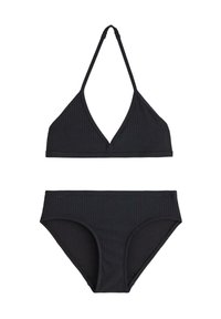 Musta bikinitsetti, jossa on uritettu pinta. Ylätopissa on syvä V-pääntie ja kaula-aukko-sangas; alaosassa on keskikorkea malli täydellä peitolla.