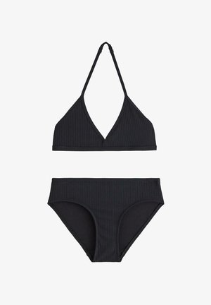Černý bikini set s jemně ribbovanou texturou. Top má hluboký V výstřih a zavazování na krku; spodní díl má střední výšku s plným pokrytím.
