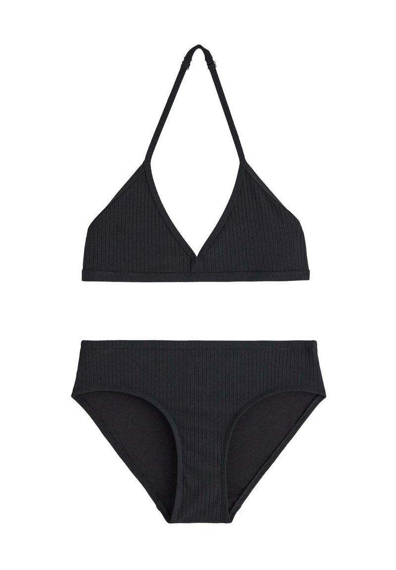 Musta bikinitsetti, jossa on uritettu pinta. Ylätopissa on syvä V-pääntie ja kaula-aukko-sangas; alaosassa on keskikorkea malli täydellä peitolla.