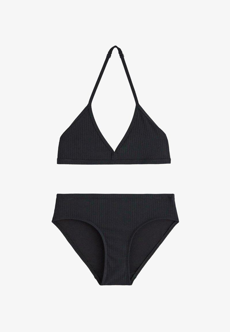 Sort bikini-sæt med ribbet tekstur. Toppen har en dyb V-udskæring og halterneck-stropper; bunden har en mellem-høj pasform med fuld dækning.