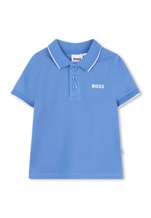 Blå kortærmet polo med hvid kant på krave og ærmer, tre blå knapper og BOSS-logo på venstre bryst.