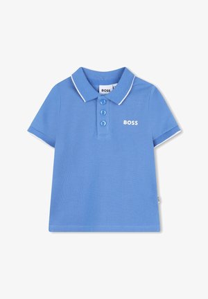 Blaues kurzärmeliges Poloshirt mit weißem Besatz am Kragen und an den Ärmeln, drei blauen Knöpfen und BOSS-Logo auf der linken Brust.