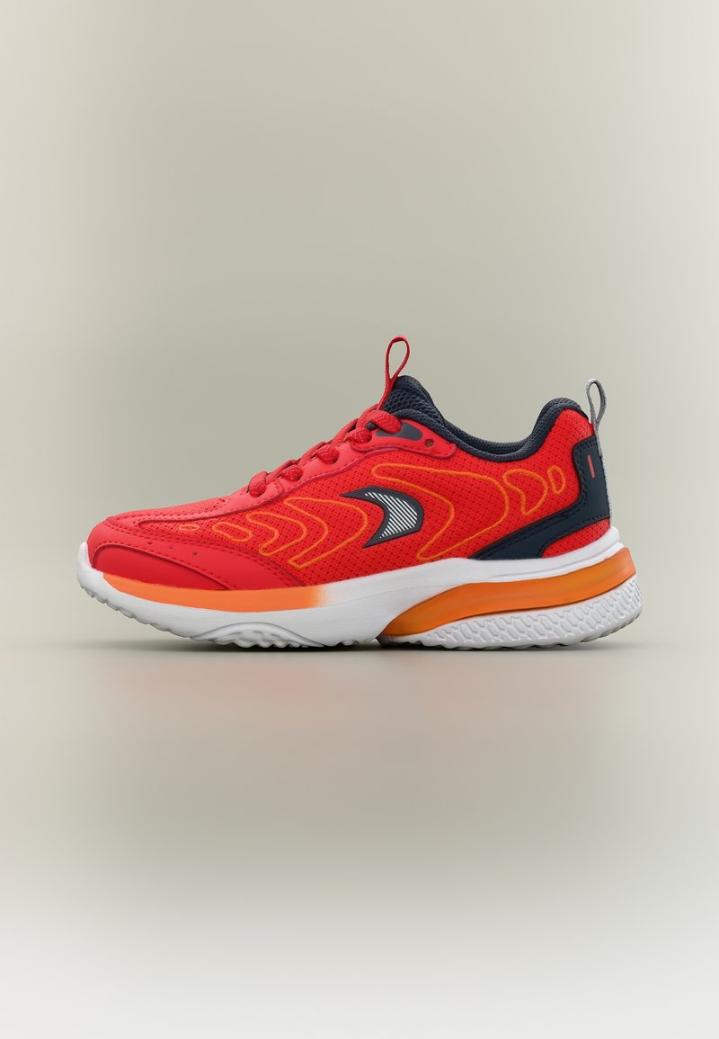 Αθλητικό παπούτσι σε κόκκινες και πορτοκαλί αποχρώσεις με μαύρες λεπτομέρειες, λευκή σόλα και θηλάκια στη γλώσσα και τη φτέρνα, εμφανίζεται σε προφίλ στο ουδέτερο φόντο.