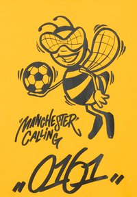 Sort grafik af en bi, der holder en fodbold på en lys gul baggrund. Teksten lyder "MANCHESTER CALLING" og "0161" i legende skrifttyper.