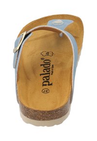 Blauwe leren flip-flop sandaal met een kurken voetbed, witte stiknaad en een metalen gesp. Beschikt over een zachte, gestructureerde inlegzool voor comfort.