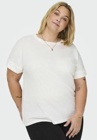 Hvid kortærmet T-shirt med perleaccent på ærmerne, blødt stof, afslappet pasform, rund halsudskæring og glat tekstur.
