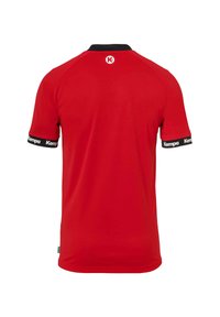 Rød kortærmet skjorte med sort krave og sorte manchetter, der har hvid "Kempa" branding. Glat tekstur, atletisk pasform og logo detalje på ryggen.