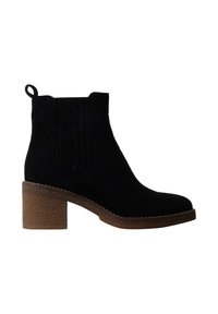 Bottine en daim noir avec talon bloc texturé marron, panneaux latéraux élastiques et languette à l'arrière.