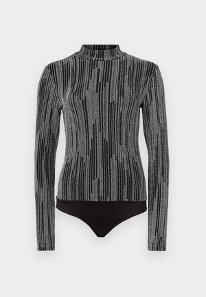 Fekete bodysuit hosszú ujjakkal és magas nyakkal. Jellemzője egy textúrázott szürke minta, amely függőleges csíkokra emlékeztet. Simább anyagú felület.